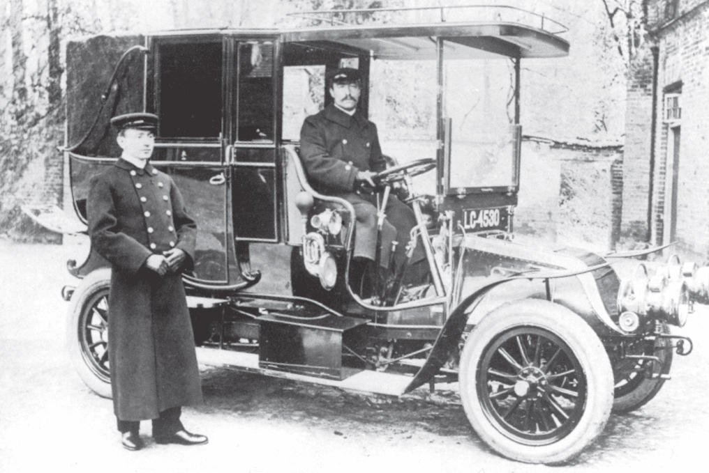Car at Tillingbourne House, Wotton, 1908